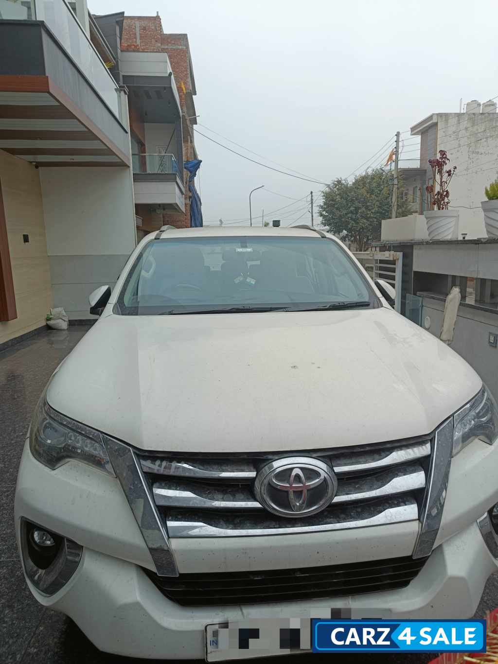 White Toyota Fortuner 4*4 DIESEL MT