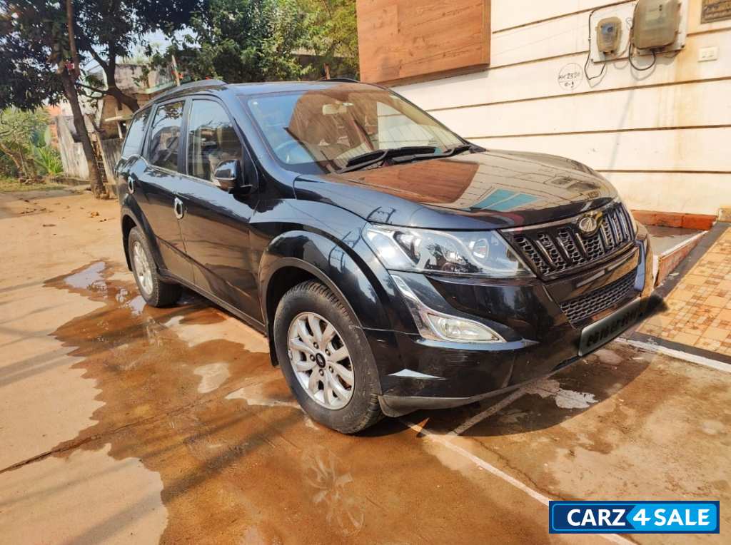 Mahindra XUV 500 W10