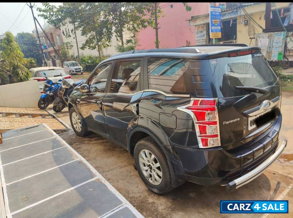Mahindra XUV 500 W10