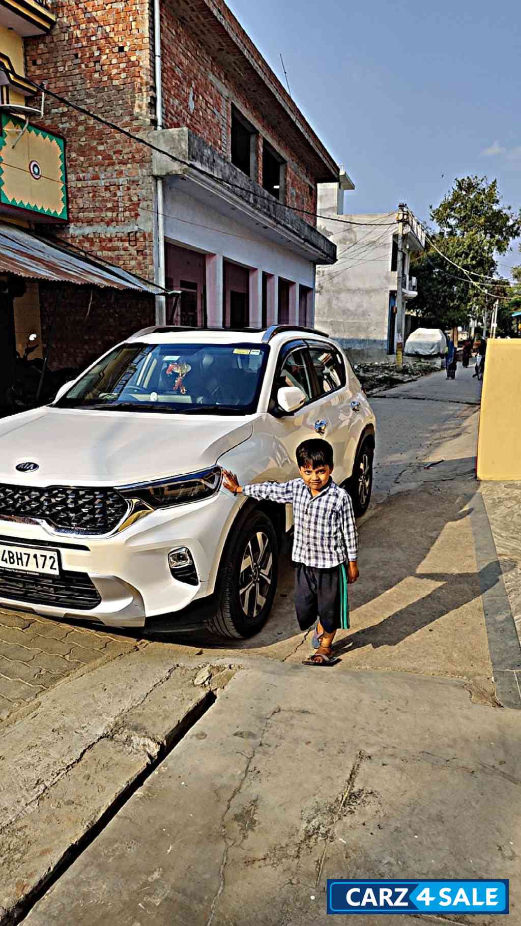 Pearl White Kia Sonet Htx diesel 1.5