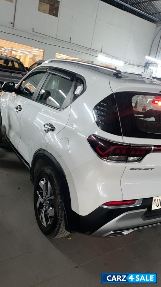 Pearl White Kia Sonet Htx diesel 1.5