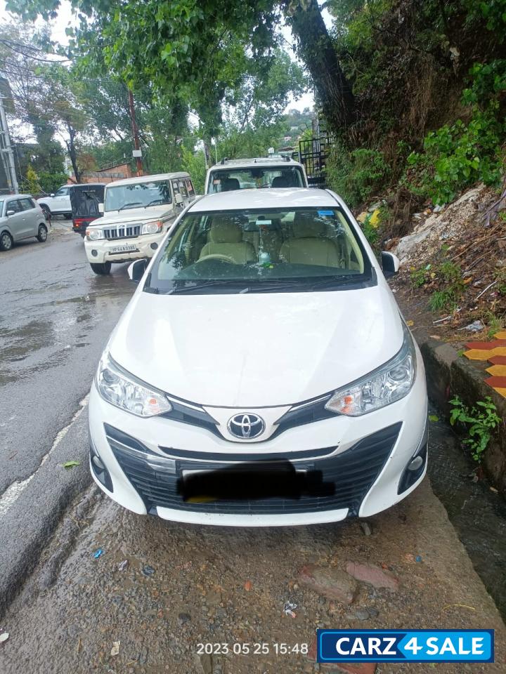 White Toyota Yaris 1.5 g