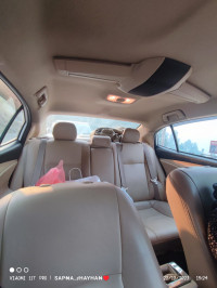 White Toyota Yaris 1.5 g