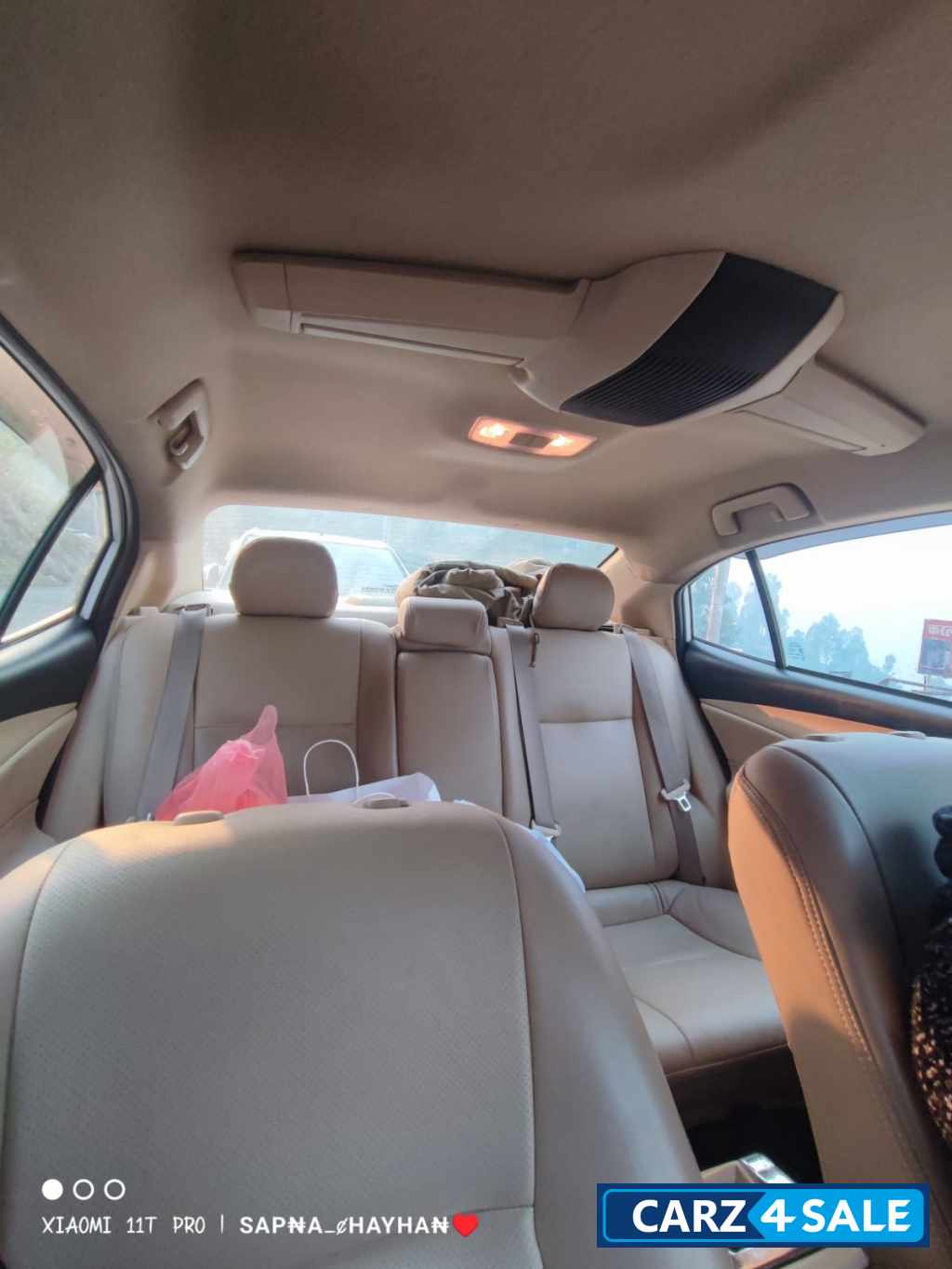 White Toyota Yaris 1.5 g