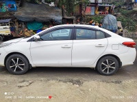 White Toyota Yaris 1.5 g