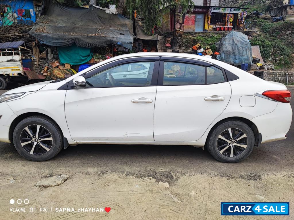 White Toyota Yaris 1.5 g