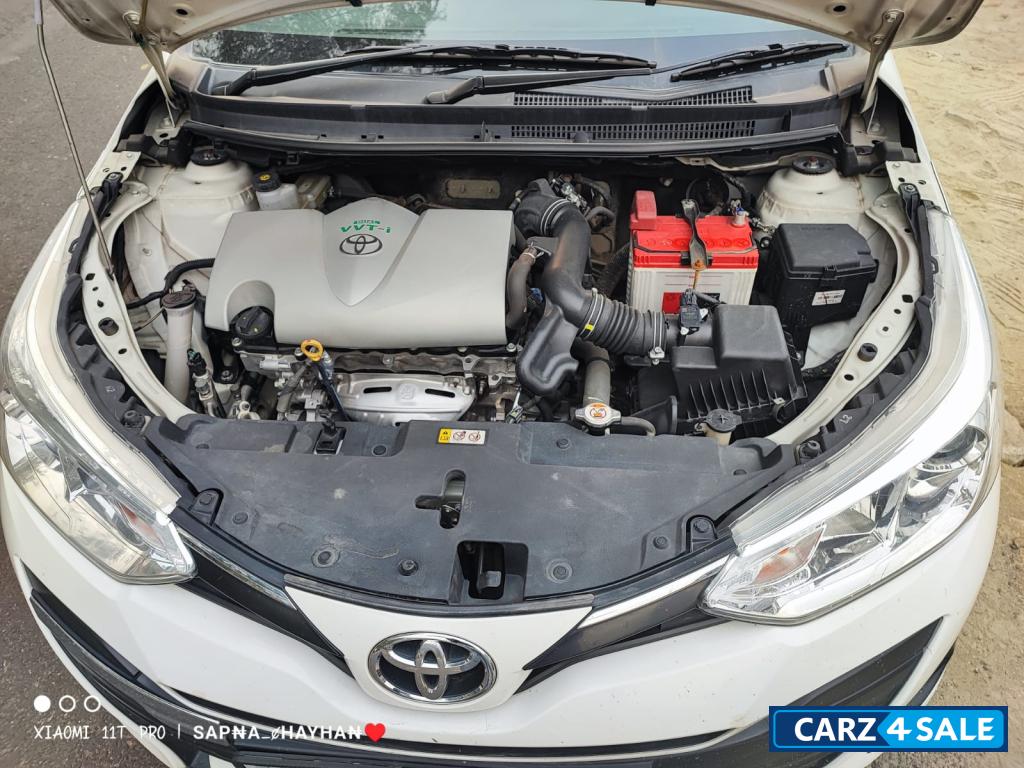 White Toyota Yaris 1.5 g