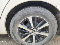 White Toyota Yaris 1.5 g