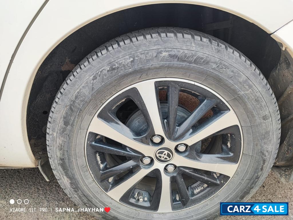 White Toyota Yaris 1.5 g