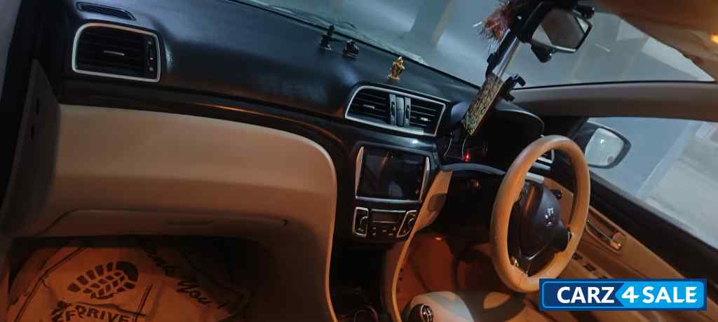 White Maruti Suzuki Ciaz Zdi plus shvs White Maruti Suzuki Ciaz Zdi plus shvs