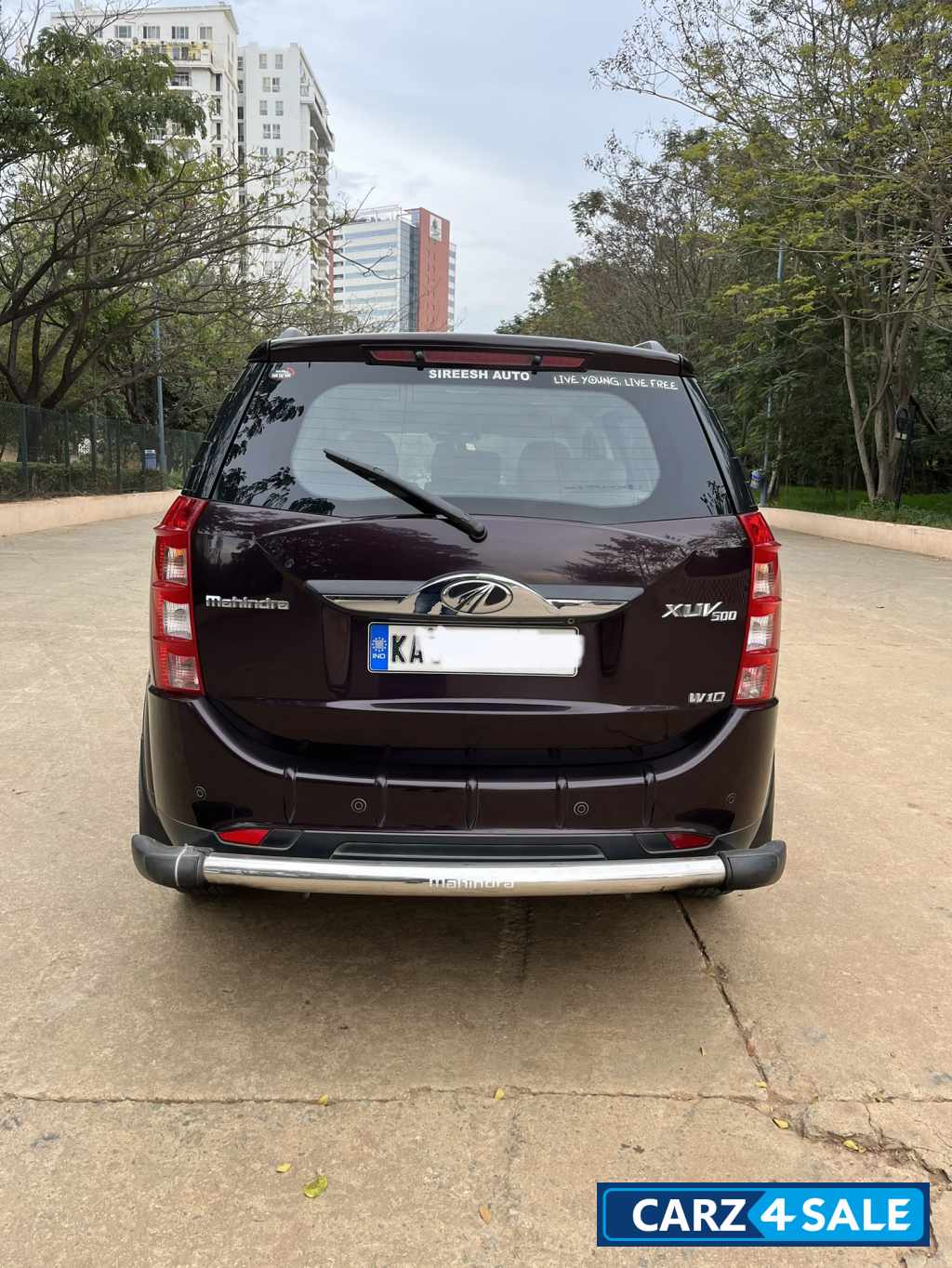 Mahindra XUV 500 W10