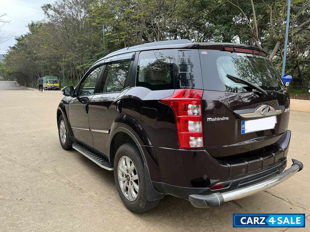 Mahindra XUV 500 W10