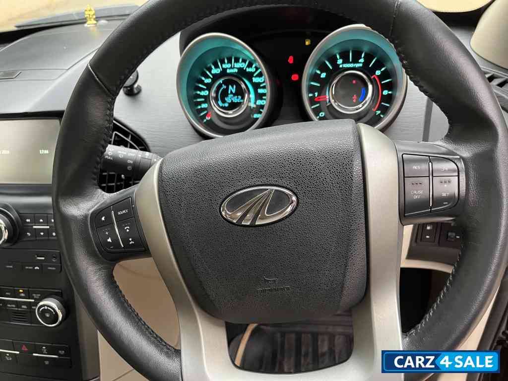 Mahindra XUV 500 W10