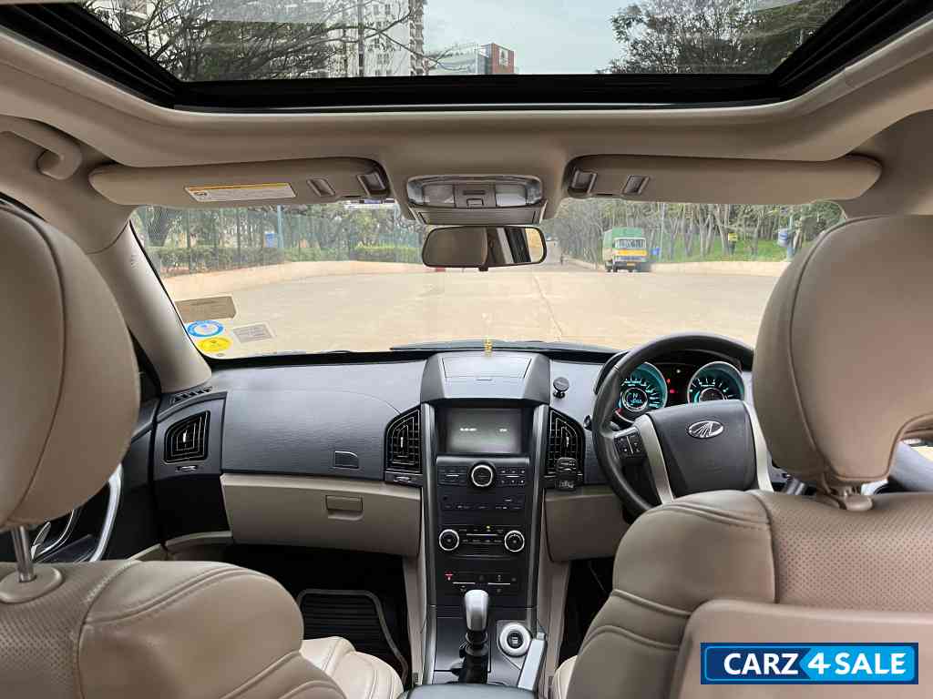 Mahindra XUV 500 W10