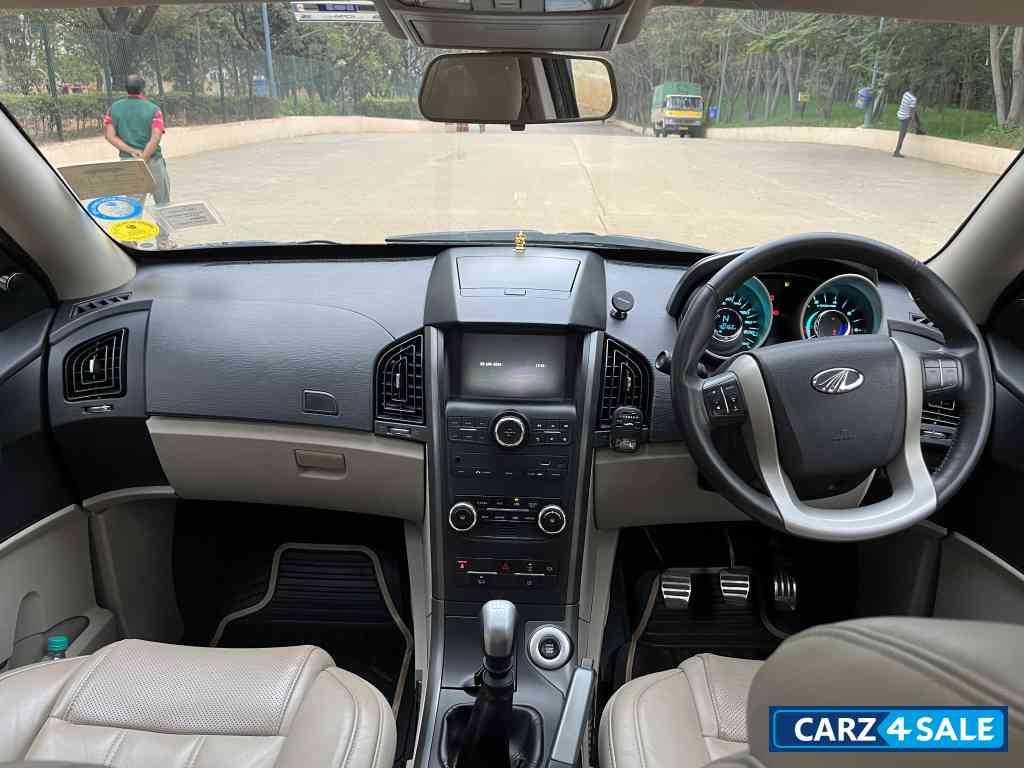 Mahindra XUV 500 W10