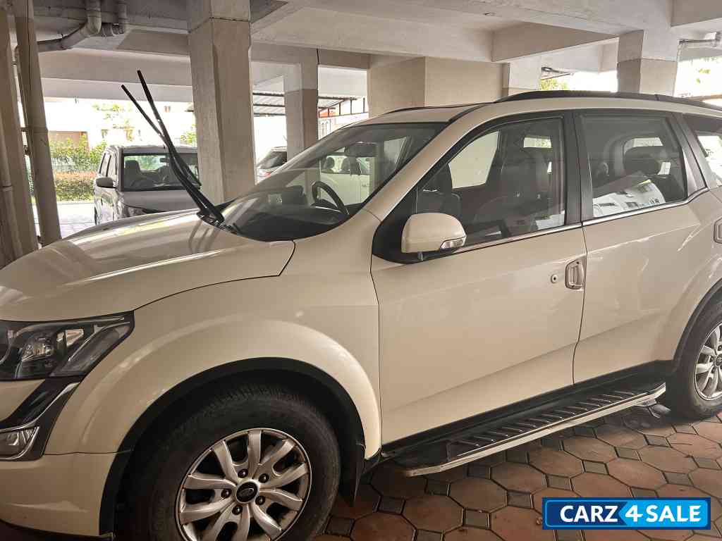 Mahindra XUV 500 W10