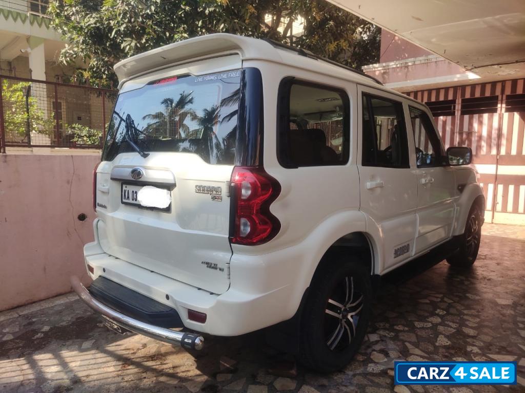 White Mahindra Scorpio S7 140