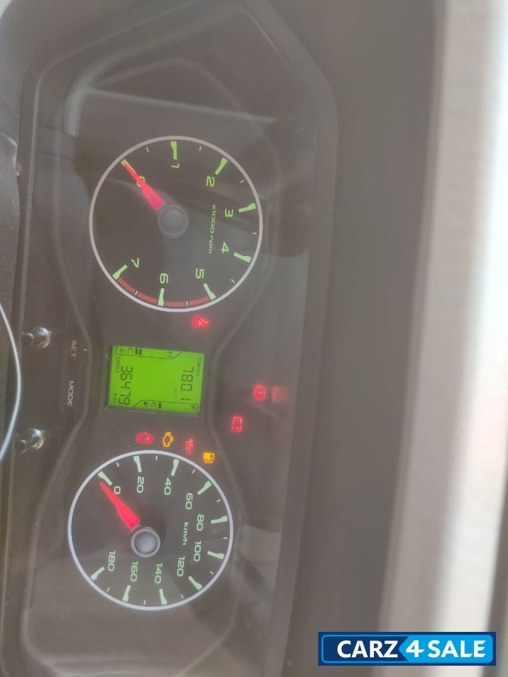 White Mahindra Scorpio S7 140