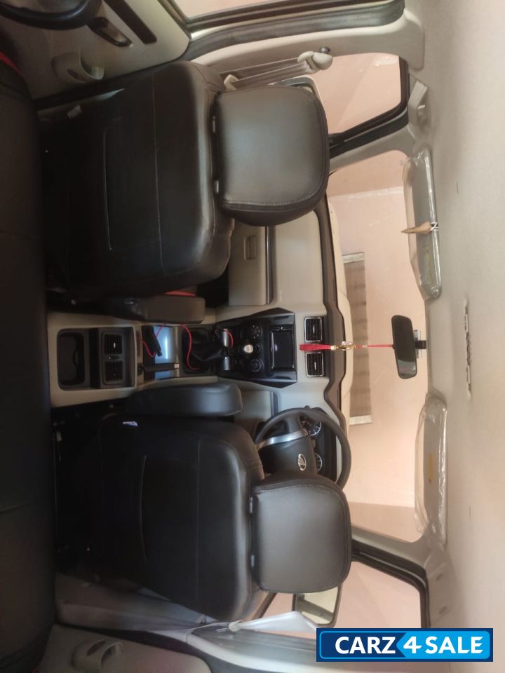 White Mahindra Scorpio S7 140