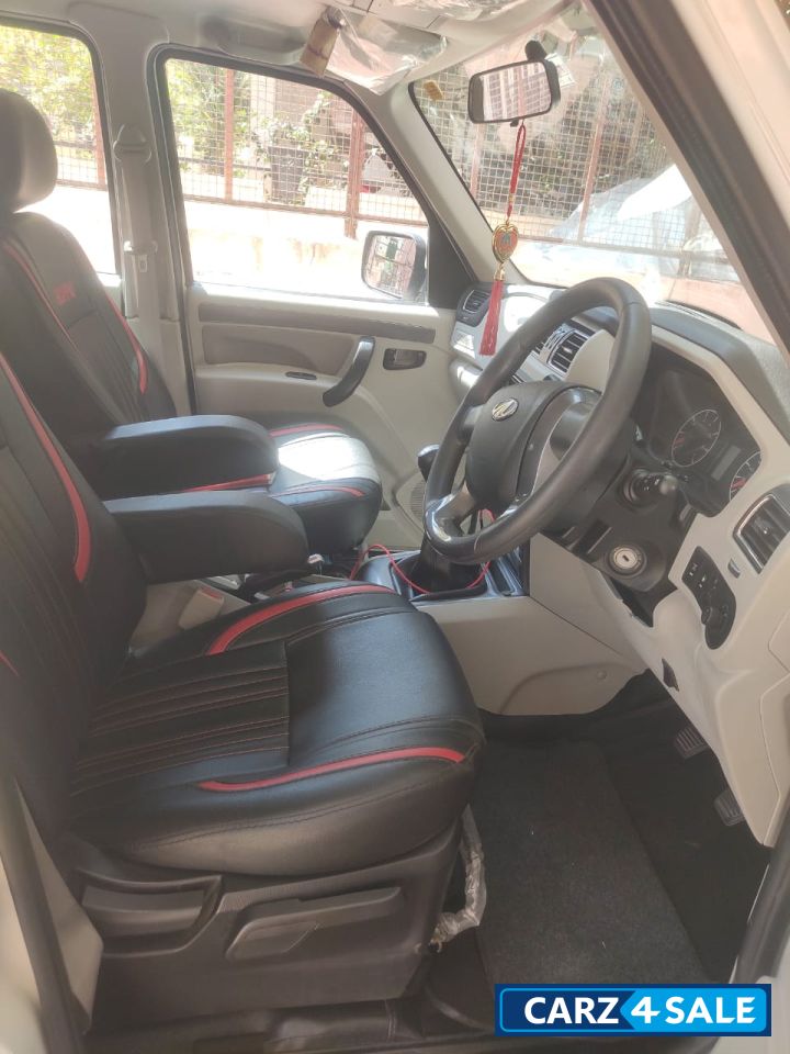 White Mahindra Scorpio S7 140