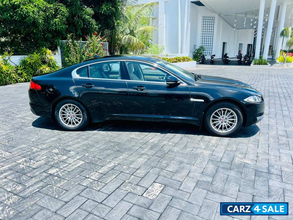 Black Jaguar XF 2.2L Diesel Luxury