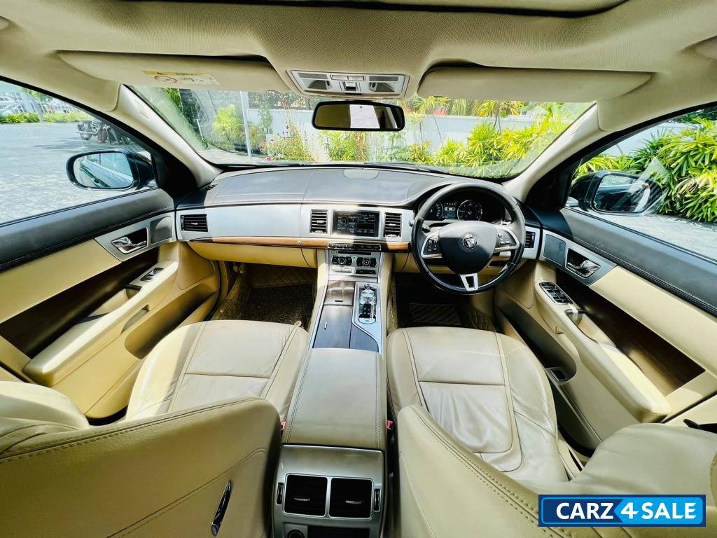 Black Jaguar XF 2.2L Diesel Luxury