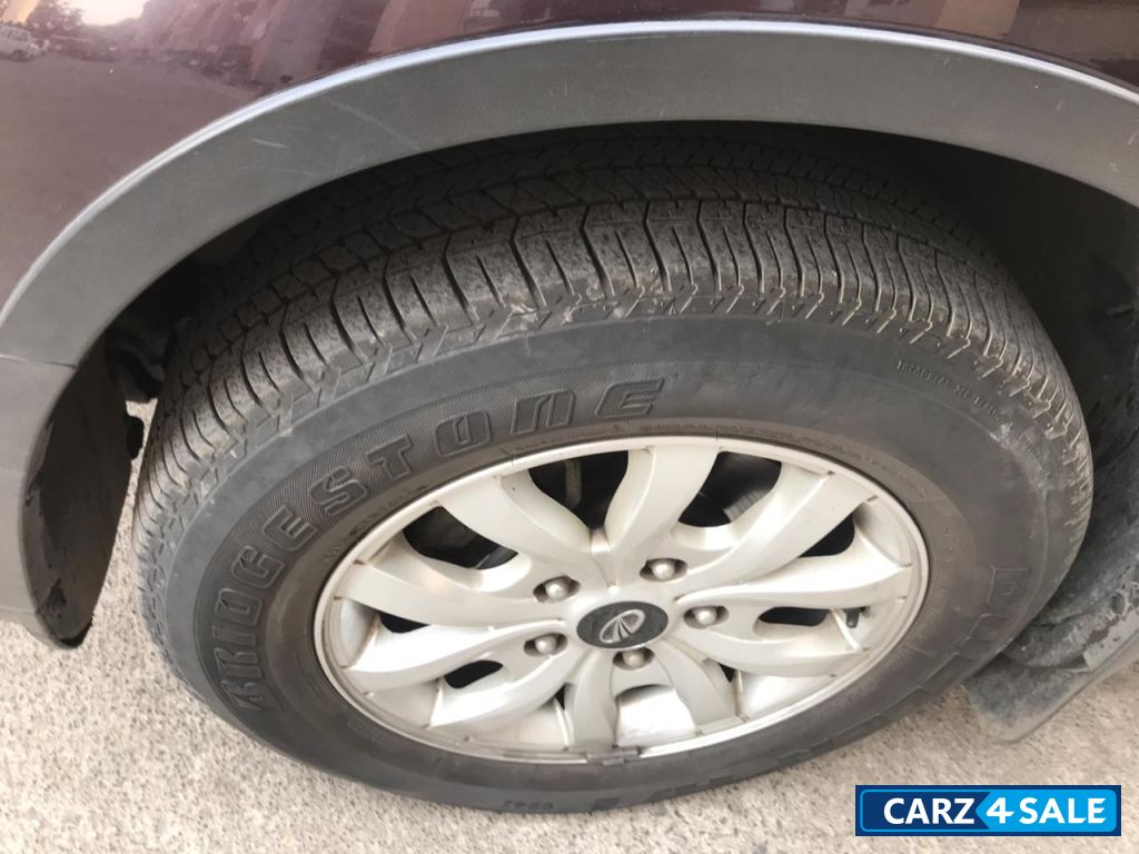 O Purple Mahindra XUV 500 Manual