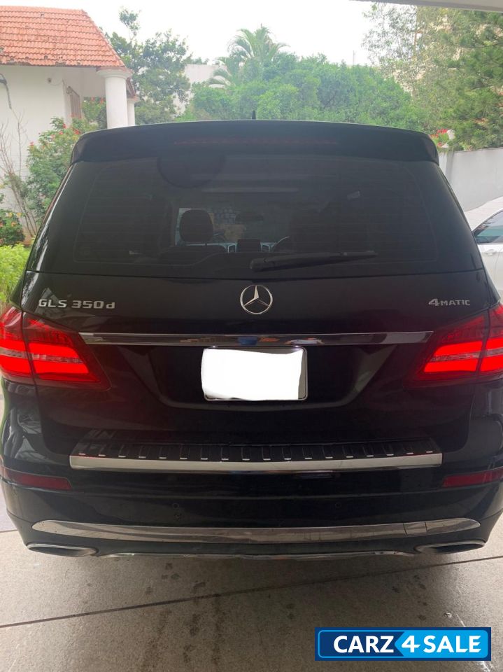 Black Mercedes-Benz GLS 350d