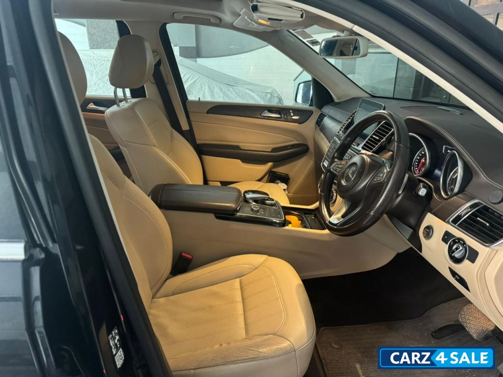 Black Mercedes-Benz GLS 350d