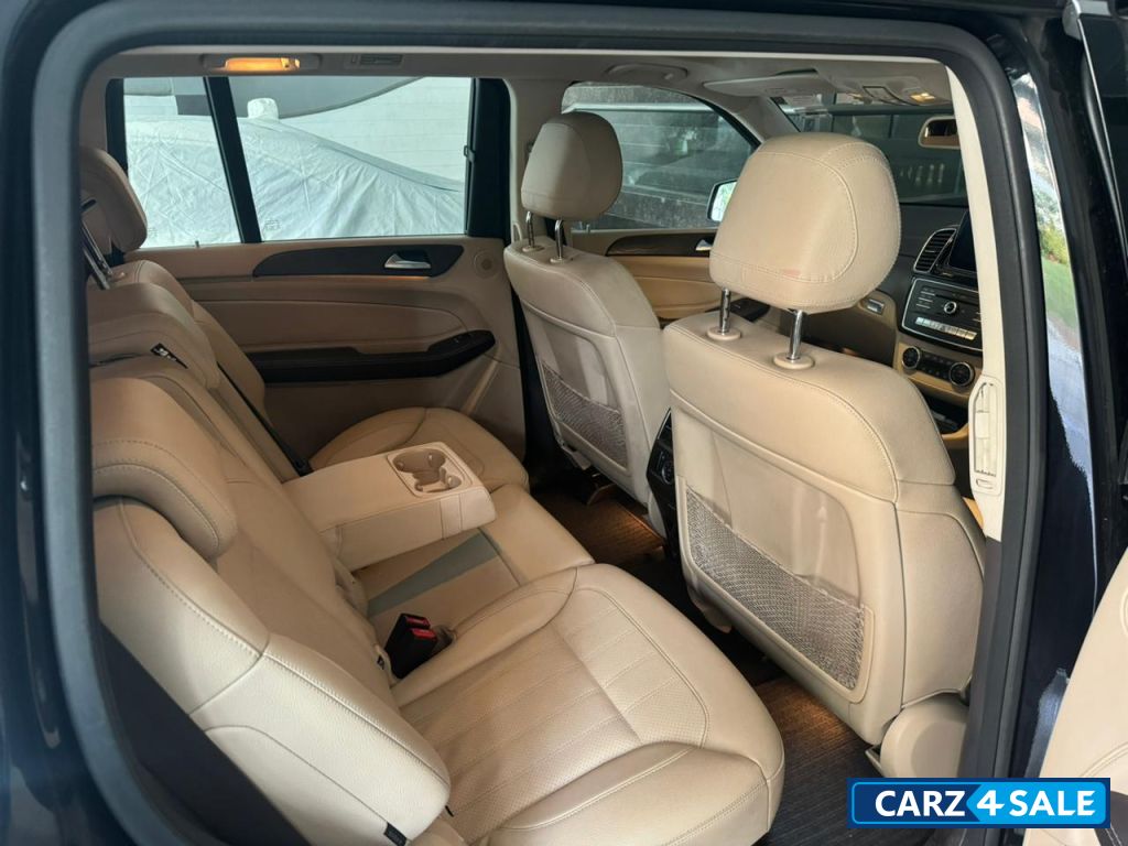 Black Mercedes-Benz GLS 350d