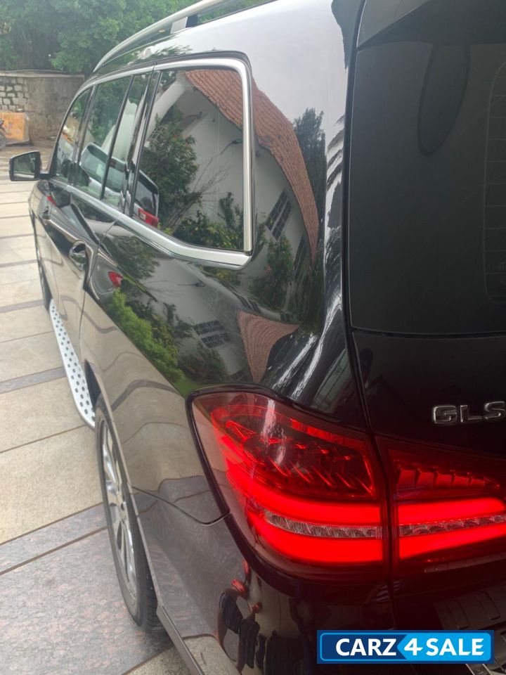 Black Mercedes-Benz GLS 350d