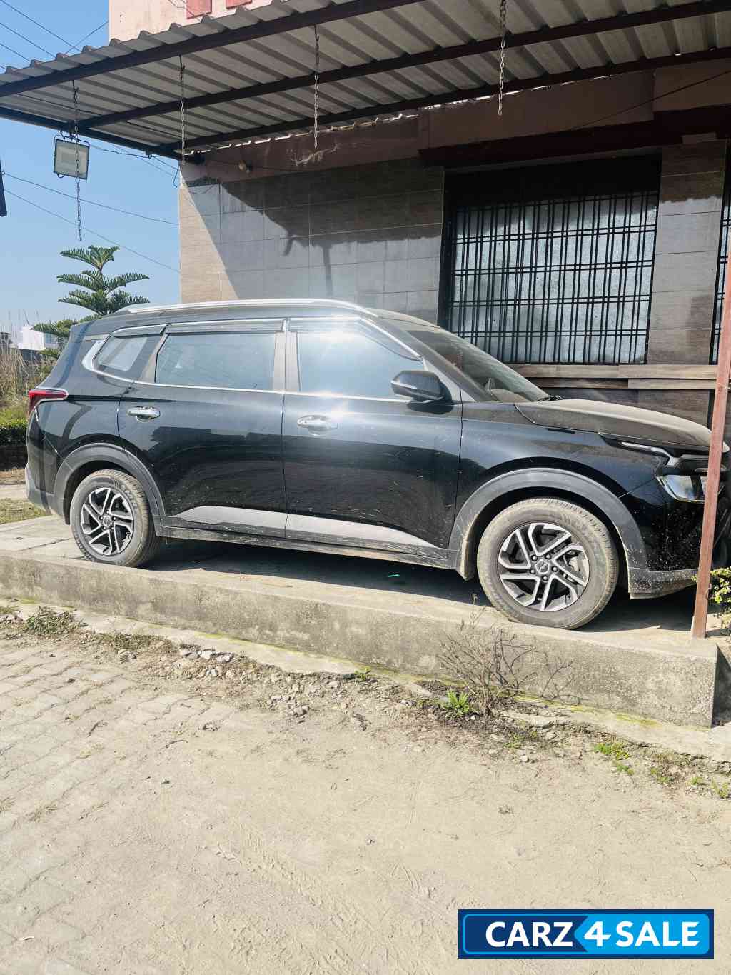 Black Kia Carens D1.5 6MT Prestige Plus 7