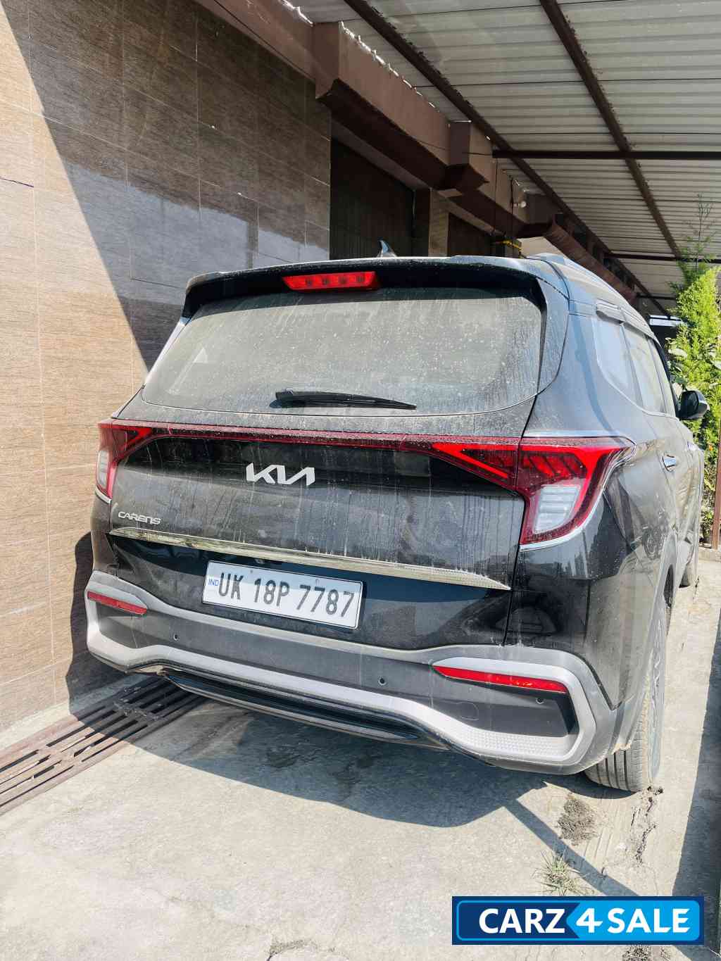 Black Kia Carens D1.5 6MT Prestige Plus 7