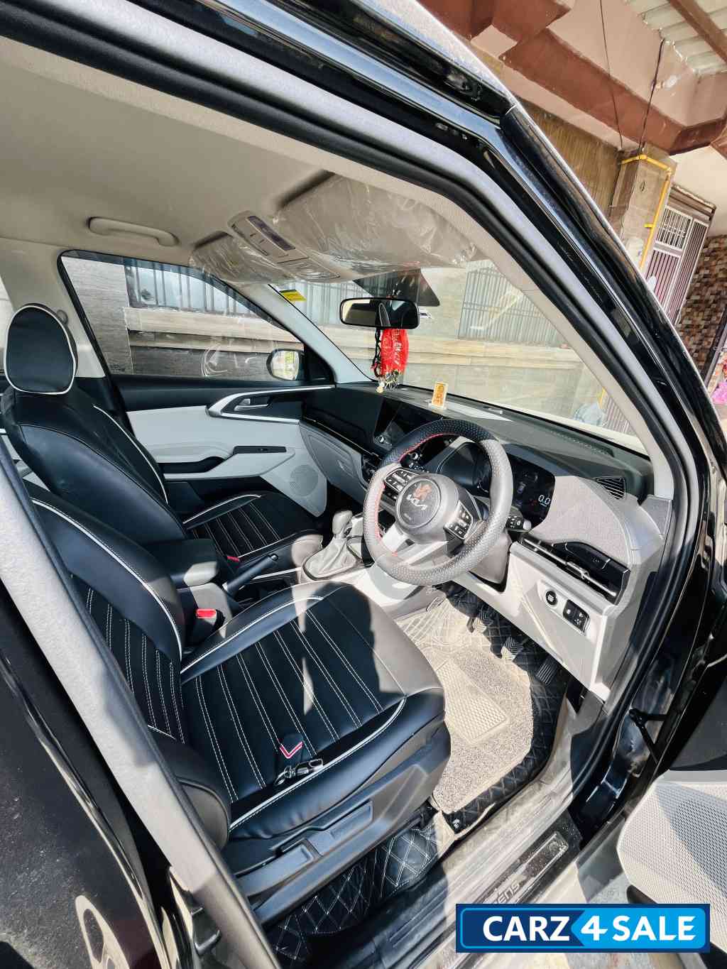 Black Kia Carens D1.5 6MT Prestige Plus 7