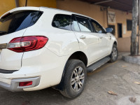 White Ford Endeavour Titanium 4X2AT