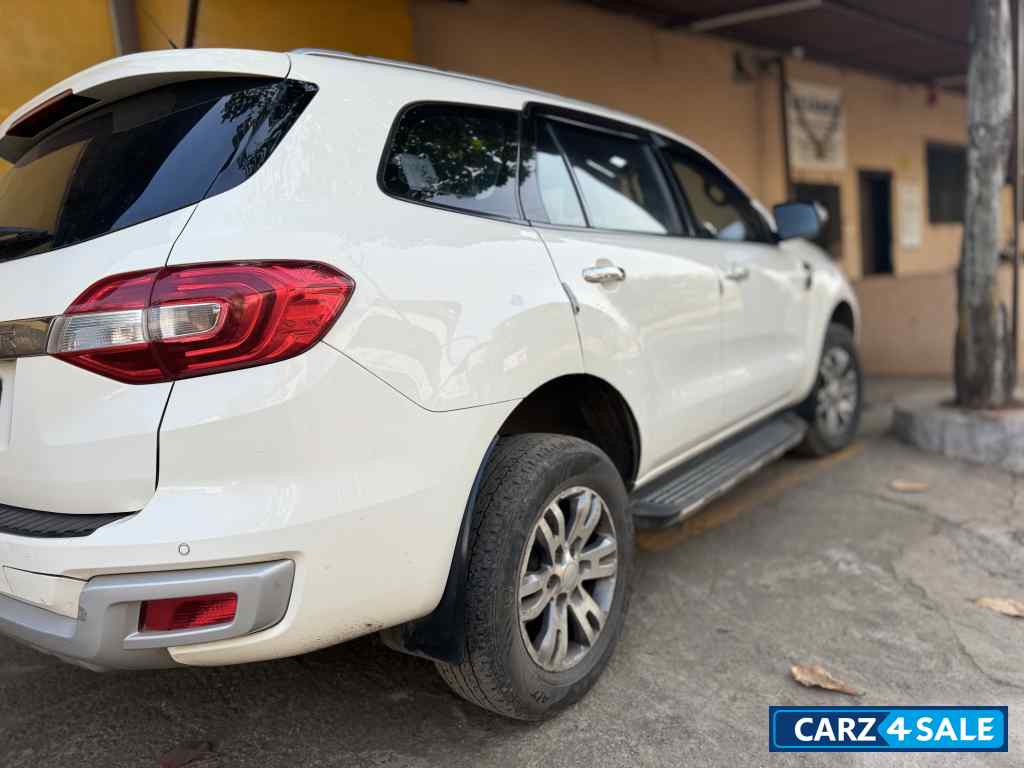 White Ford Endeavour Titanium 4X2AT