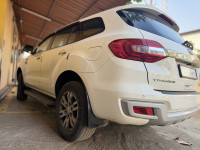 White Ford Endeavour Titanium 4X2AT