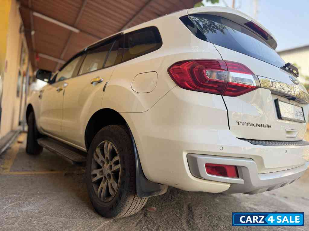 White Ford Endeavour Titanium 4X2AT White Ford Endeavour Titanium 4X2AT
