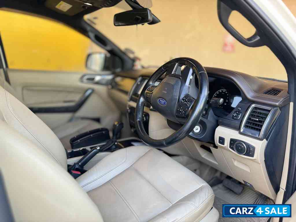 White Ford Endeavour Titanium 4X2AT White Ford Endeavour Titanium 4X2AT