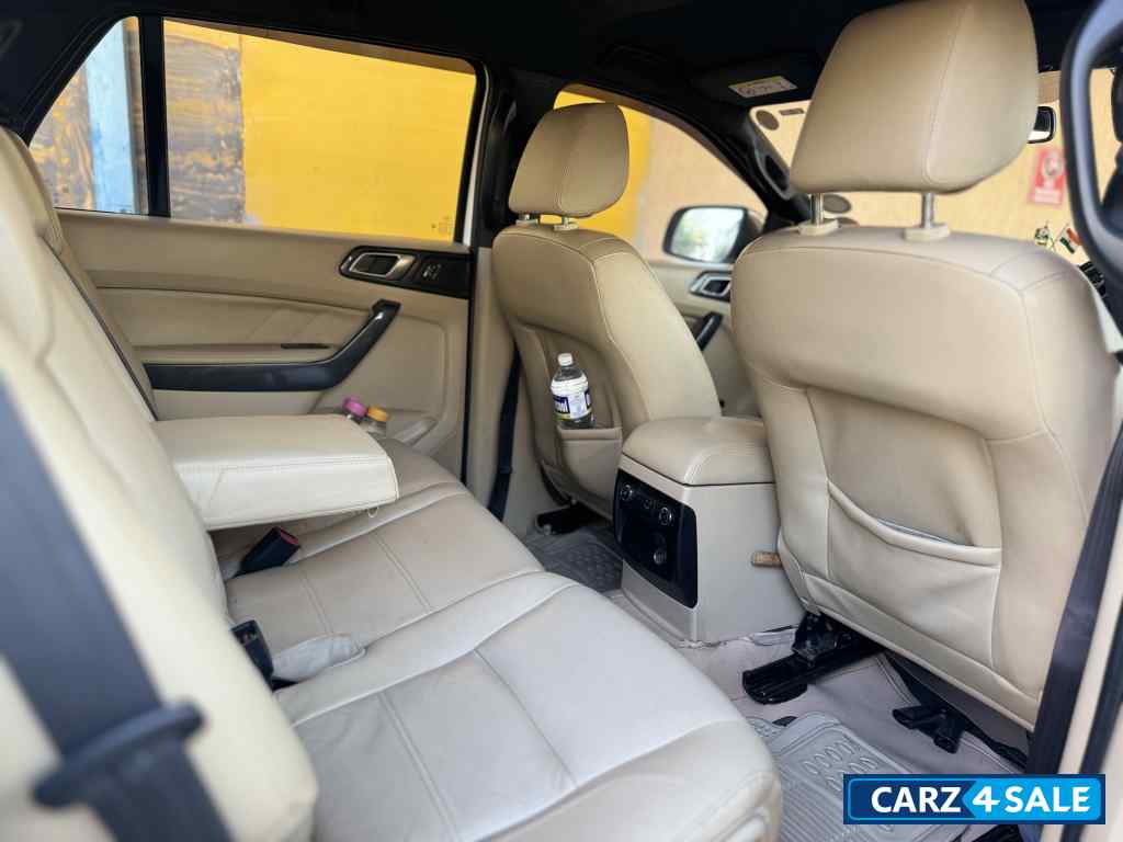 White Ford Endeavour Titanium 4X2AT White Ford Endeavour Titanium 4X2AT