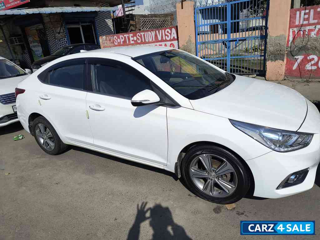 White Hyundai Verna Second top model  diesel