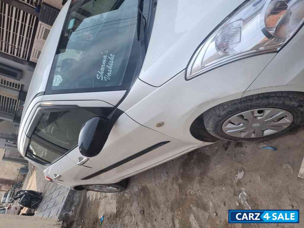 White Maruti Suzuki Swift LDI