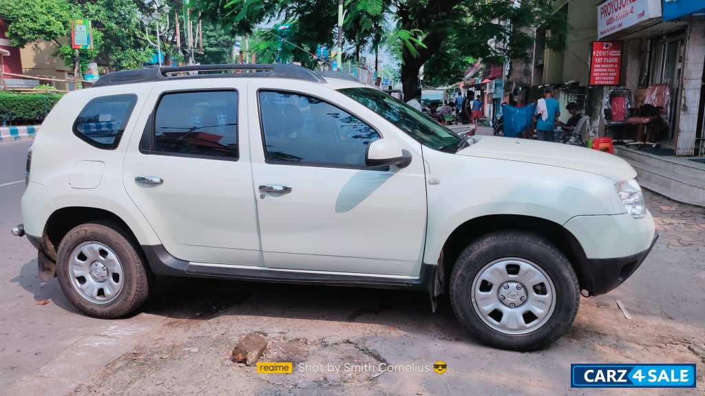 Pearl White Renault Duster RXL