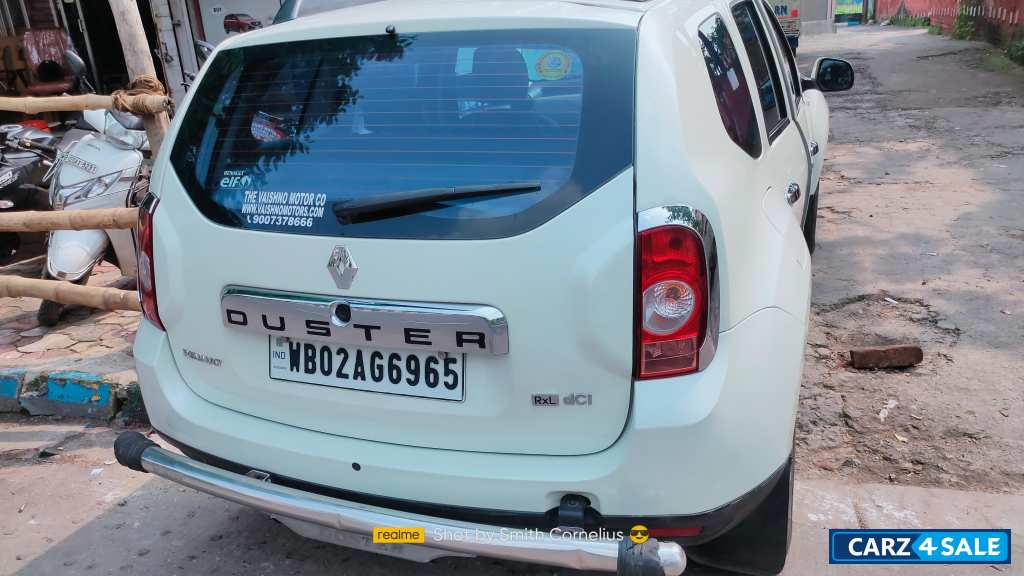 Pearl White Renault Duster RXL