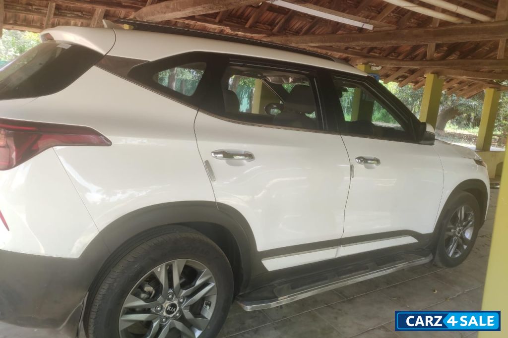 White Kia Seltos HTX