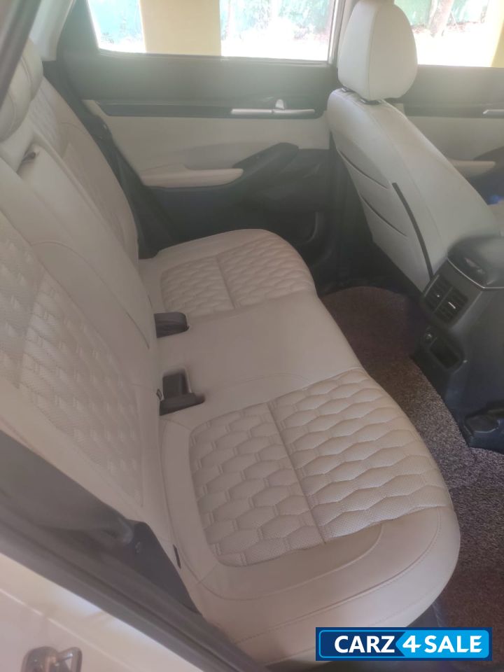 White Kia Seltos HTX