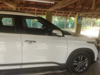 White Kia Seltos HTX