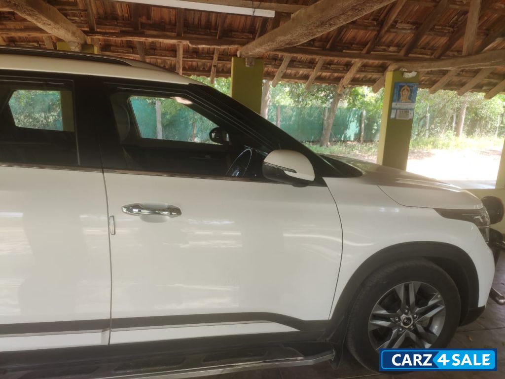 White Kia Seltos HTX