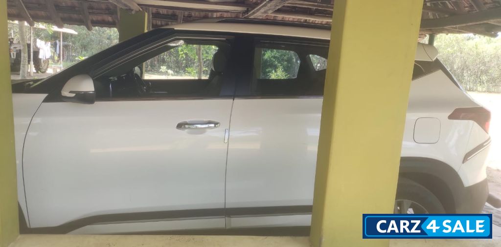 White Kia Seltos HTX