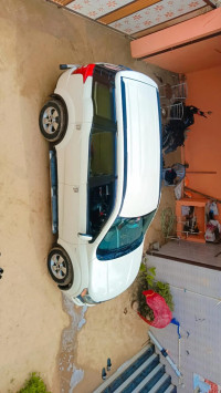 White Mahindra XUV 500 W8